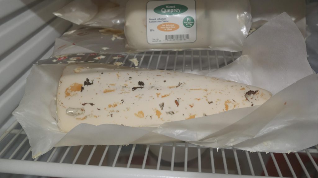 Fromage blanc périmé sur une table