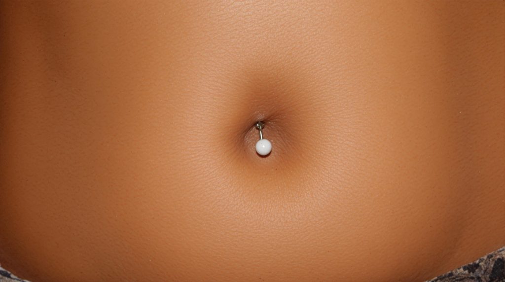 Image d'un piercing au nombril avec signes de rejet