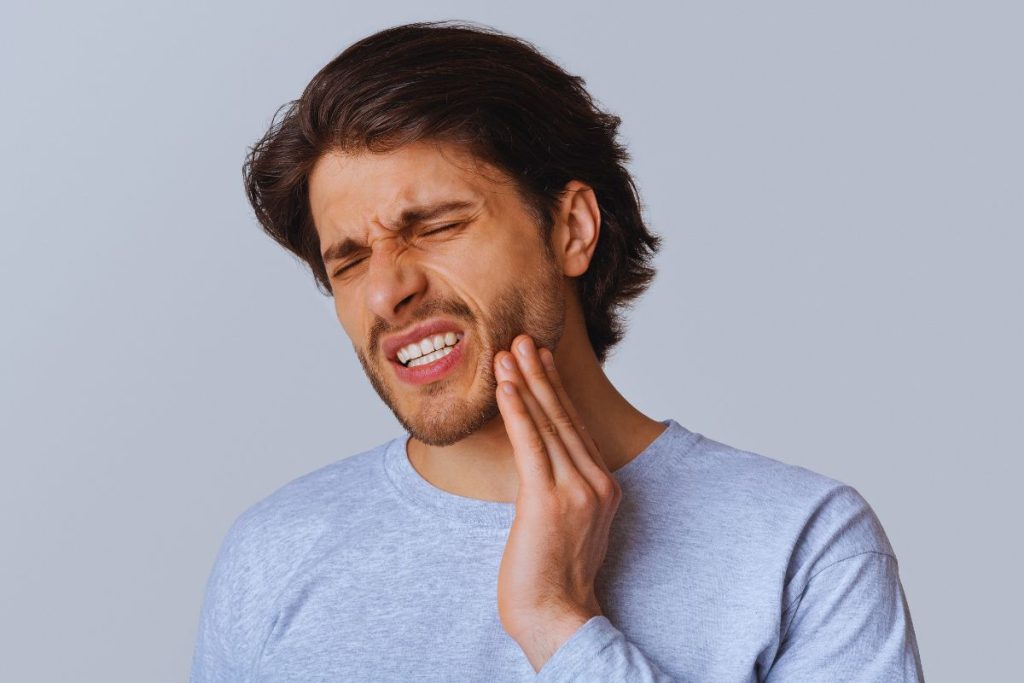 homme mal de dents
